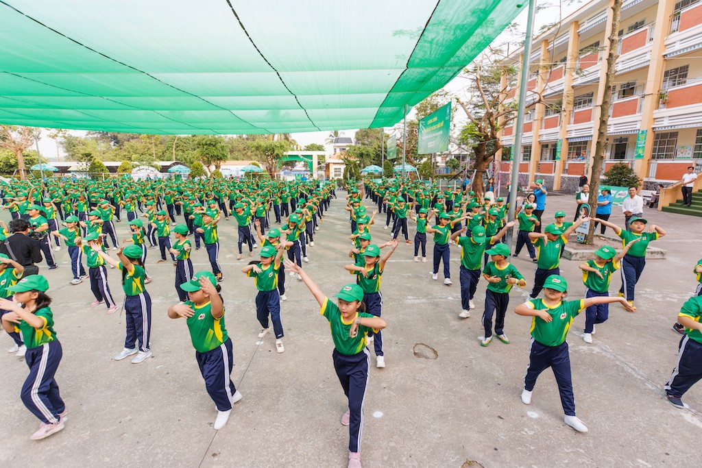 voi-su-dong-hanh-cua-nestle-milo-hoat-dong-the-duc-buoi-sang-the-duc-giua-gio-da-duoc-trien-khai-cho-hoc-sinh-tieu-hoc-nhieu-tinh-thanh-1702392322.jpg
