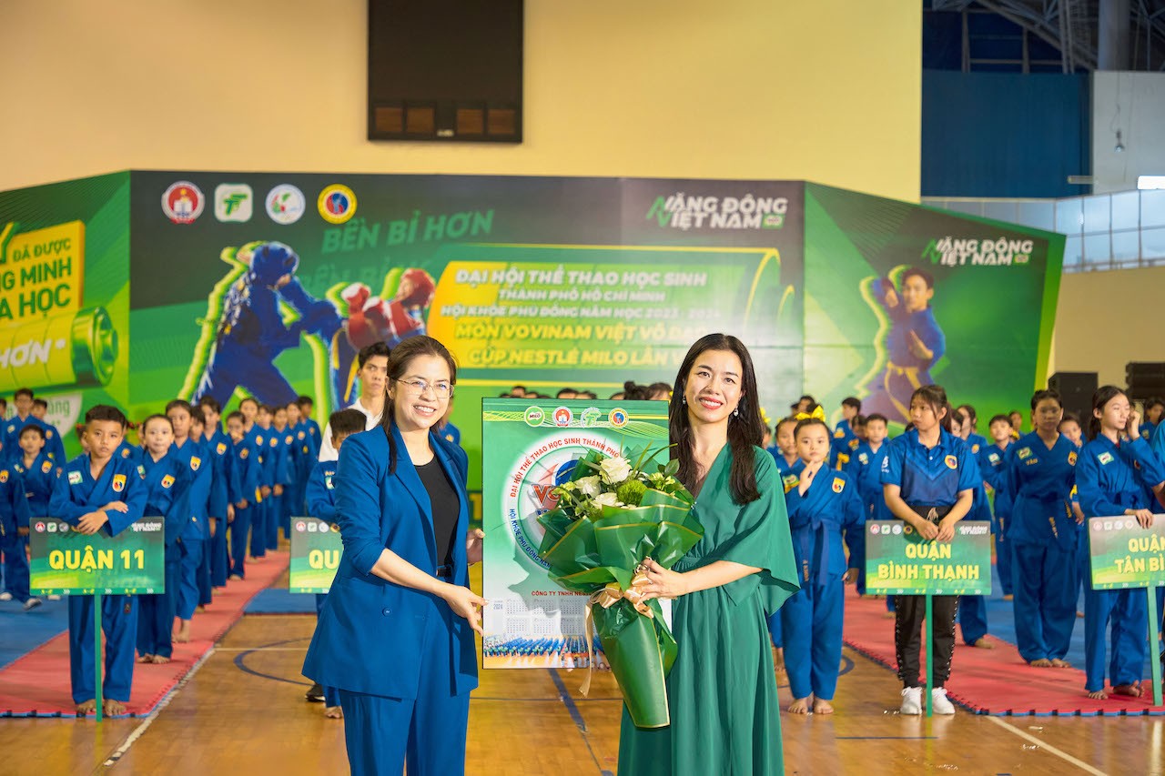 5-dai-dien-so-van-hoa-the-thao-tphcm-trao-hoa-cho-ba-le-bui-thi-mai-uyen-giam-doc-nganh-hang-milo-va-sua-cong-ty-nestle-viet-nam-1714139840.jpg