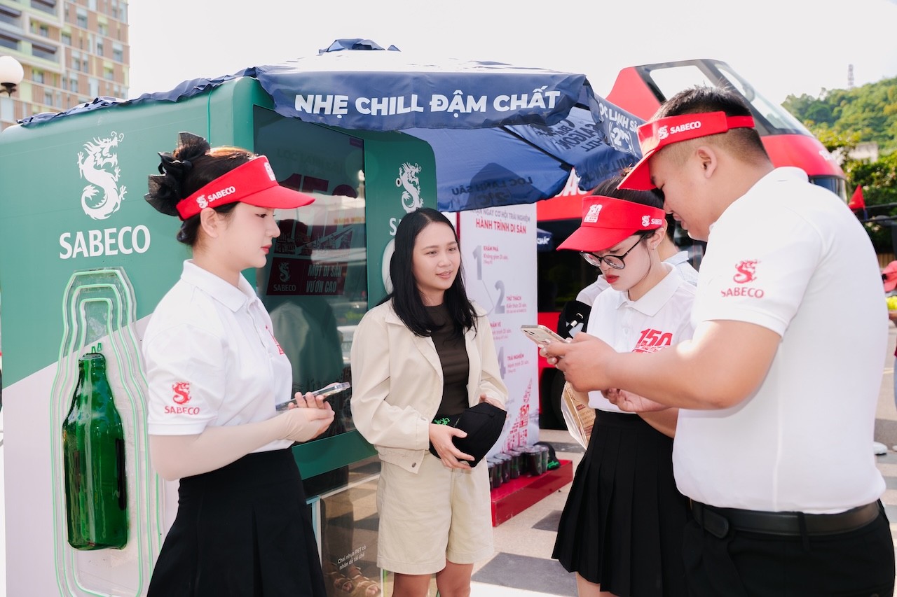 sabeco-cung-bo-tri-mo-hinh-may-thu-gom-lon-chai-va-phan-loai-rac-tai-che-tu-dong-1759487121.jpg