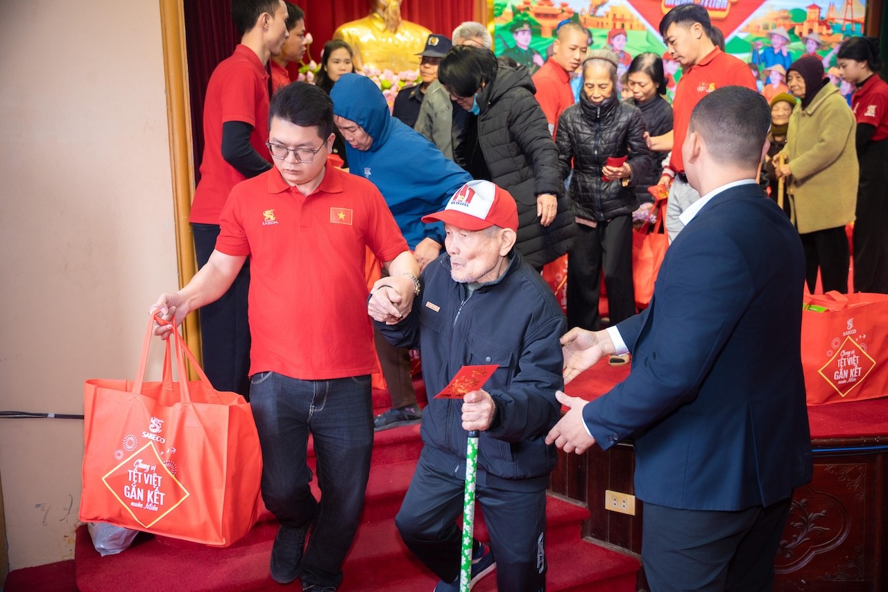 300-phan-qua-mang-thong-diep-chung-vi-tet-viet-da-duoc-trao-tang-cho-nguoi-dan-tinh-ninh-binh-1770024264.jpg