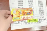Bé 3 tuổi vứt tờ vé số trúng độc đắc của bố ra cửa ngay ngày Tết: Diễn biến bất ngờ sau đó