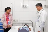 Nghẹt thở cuộc chạy đua ‘giờ vàng’ cứu sống bé gái bị rắn độc cắn khi đang ngủ