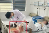 Suýt mất chân vì đắp lá chữa bỏng lửa suốt 1 tháng