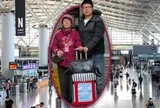 Mẹ vợ mù chữ lần đầu đi máy bay, chàng rể chu đáo dán 'lá thư cầu cứu' lên vali