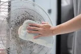 3 cách vệ sinh quạt điện không cần tháo lồng