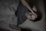 Hầu như ai mất ngủ cũng mắc sai lầm này khiến việc ngủ ngày càng khó khăn