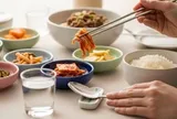Vì sao người Hàn Quốc không bưng bát lên khi ăn cơm?