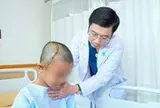 Bác sĩ ở TP.HCM mổ não tỉnh cho cậu bé 12 tuổi, cho làm toán ngay trên bàn mổ