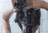 Nắng nóng đỉnh điểm, bác sĩ cảnh báo kiểu tắm nhiều người đang làm có thể gây đột tử