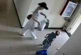 Rác đặt ở cửa ngày nào cũng biến mất bí ẩn, chủ nhà kiểm tra camera và phát hiện thủ phạm không ngờ tới