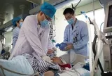 Bỏ nước ngọt để uống 1 loại nước "lành mạnh hơn", người đàn ông 28 tuổi bất ngờ phải cấp cứu: "Đến muộn chút nữa có thể không qua khỏi"