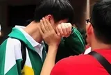 Mẹ mất từ nhỏ, cha qua đời trước kỳ thi đại học 1 ngày: Nam sinh bật khóc khi biết điểm số, giáo viên ngậm ngùi tiếc nuối một điều
