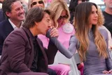Khoảnh khắc Tom Cruise hôn tay vợ Beckham gây tranh cãi