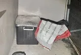 Mùi hôi nồng nặc từ chiếc thùng nhựa khiến cả chung cư bất an, sự thật bên trong gây sốc