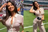 Nữ MC xinh đẹp diện áo cổ sâu gây sốt World Cup 2026 với vóc dáng nóng bỏng" hơn thời tiết