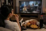 Vì sao xem TV khiến chúng ta ăn nhiều hơn?