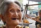 "Bà Tai Yến cô đơn" 19 năm lặng lẽ bán bánh giữa trung tâm TP.HCM để thực hiện lời hứa với con