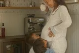Sinh 1 con khiến phụ nữ "già" thêm 5 tuổi, nhưng sinh 3-4 con lại có thể sống thọ hơn: Khoa học nói gì về nghịch lý này?