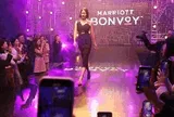 Chân dài Next Top Model sinh năm 1980 bị nhà chồng ghẻ lạnh, quyết ngăn cản đám cưới
