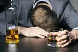 Ngứa kéo dài khiến người bệnh lạm dụng rượu để ngủ, bác sĩ cảnh báo hệ lụy