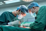Đặt túi ngực lần 2, người phụ nữ 38 tuổi liên tục chảy dịch, vết thương không liền