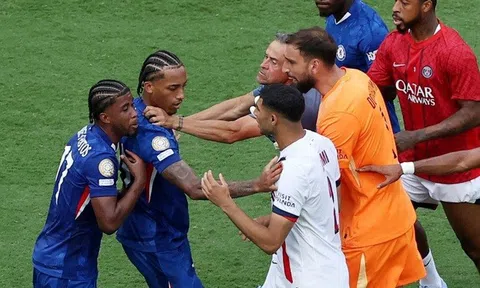 HLV Luis Enrique giải thích lý do tại sao ông tát cầu thủ Chelsea