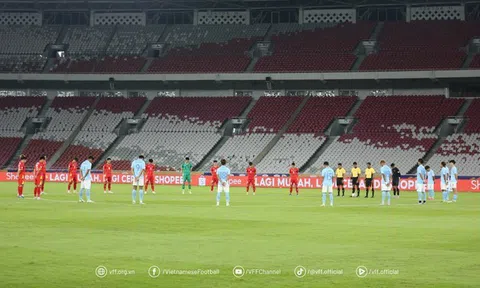 Xúc động khoảnh khắc U23 Việt Nam và U23 Campuchia dành phút tưởng niệm các nạn nhân vụ lật tàu ở Quảng Ninh