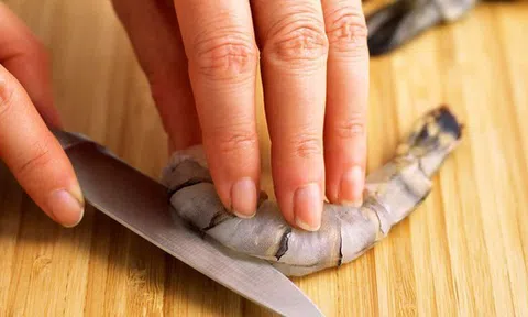 Cách dễ nhất để rút chỉ đen ở lưng tôm - Chuyên gia ẩm thực đảm bảo thành công mỹ mãn