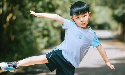 Nhà tâm lý học: Tư thế đi bộ tiết lộ tính cách của con bạn - Nếu trẻ thuộc kiểu này, rất có thể là một nhà lãnh đạo bẩm sinh