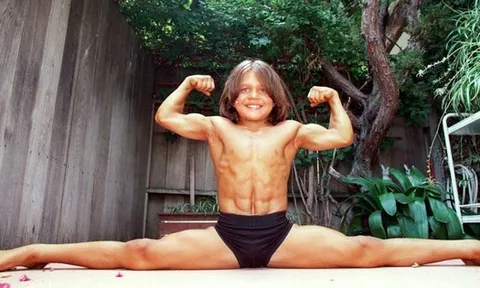 Cậu bé 8 tuổi đã là quái vật thể hình cơ bắp cuồn cuộn, bụng 6 múi sầu riêng, nhìn 20 năm sau mới choáng