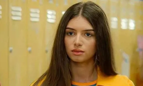 Xem phim Sex Education, tôi nhận ra mình đã dạy con cách "khoe khoang" tinh tế, giống hệt những người lớn đạo đức giả