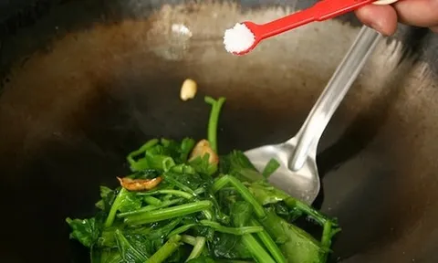 Lúc nào cho muối khi nấu ăn là chuẩn?