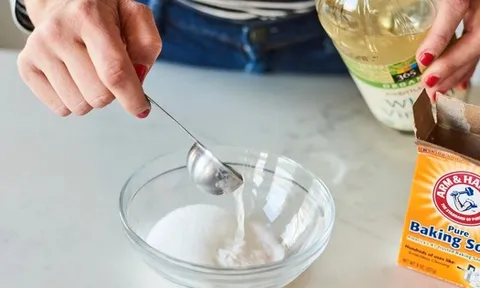 Chỉ vì trộn baking soda với giấm, nhiều người làm hỏng cả mặt bếp: Hóa ra hỗn hợp này không hề “thần thánh”