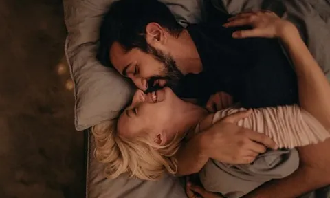 Làm "chuyện ấy" buổi sáng hay buổi tối tốt hơn? Câu trả lời bất ngờ từ chuyên gia