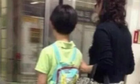 Chi tiết bất thường trong bức ảnh hai mẹ con khiến ngàn phụ huynh xuýt xoa: Dạy con sao hay thế!