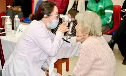 V.Rohto 20 năm mang đến hàng nghìn ca khám, mổ mắt miễn phí