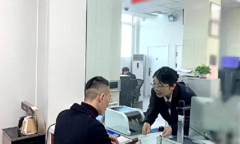 Phát hiện người đàn ông rút 485 triệu đồng để mua vàng mừng cưới em họ, nhân viên ngân hàng lập tức báo cảnh sát: "Anh không được phép làm vậy”