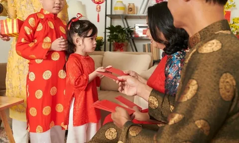 Cứ gần Tết lại đau đầu chuyện cũ: “Tịch thu” hay để con tự giữ tiền lì xì? Quyết định của cha mẹ có thể theo con cả đời