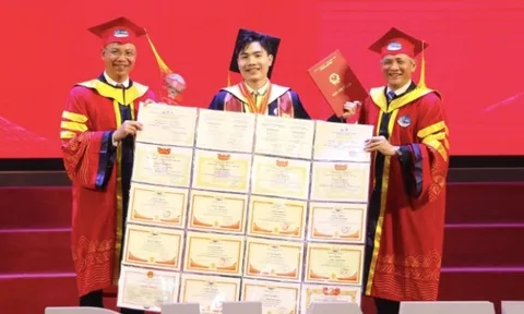 Nam sinh thủ khoa mang 'bộ sưu tập' 22 giấy khen lên nhận bằng tốt nghiệp