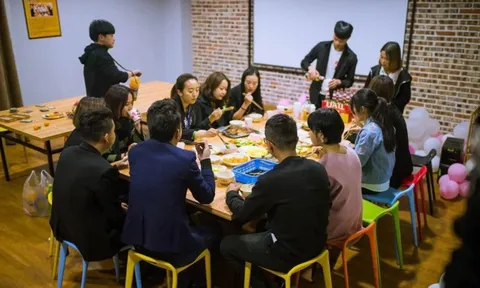 Họp lớp, tôi phát hiện lớp trưởng ở nhà thuê nhưng lại sẵn sàng bao bữa ăn hết 60 triệu đồng: Ngày hôm sau gặp riêng, tôi chết sững