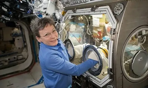 Sinh con ngoài không gian: Thách thức mới của nhân loại