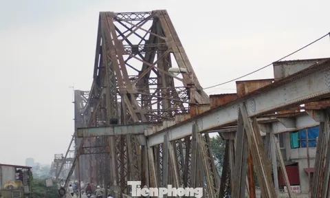 Cầu Long Biên cấm tàu hỏa, hành khách đi lại ra sao?