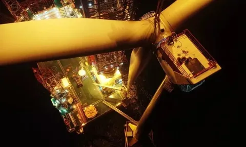 Chiêm ngưỡng "tàu quái vật sức nâng 2.000 tấn" lắp đặt tuabin gió lớn nhất hành tinh