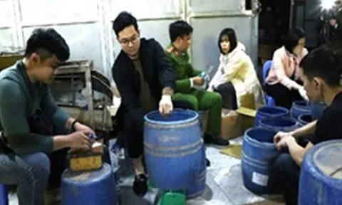 Bắt người đàn ông sản xuất 2,8 tấn giá đỗ ngâm hóa chất kích thích sinh trưởng