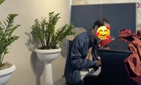 Thấy người đàn ông ngồi chơi đàn, học sinh TP.HCM quay clip lại: Danh tính thật gây ngỡ ngàng!