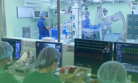 Đau bụng thông thường, vào bệnh viện đặt khẩn 5 stent cùng lúc