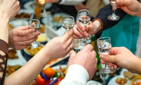 Tại sao ăn lót dạ mới là 'cách giải rượu' hiệu quả nhất?