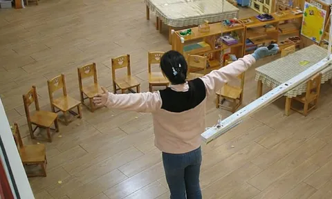 Cảnh tượng kỳ lạ tại một trường mầm non sau giờ tan học