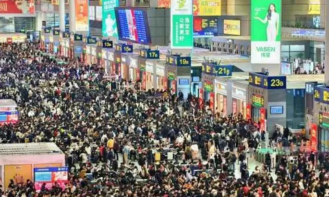 Cảnh tượng ngay lúc này ở ga tàu điện: Nhiều người không tin vào mắt mình