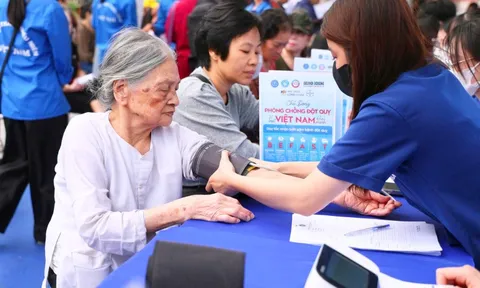 Người cao tuổi chú ý kiểm soát yếu tố nguy cơ, phòng đột quỵ não ngày Tết